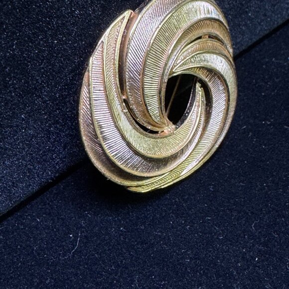 2 vtg Trifari Broochs Pins gold tone brushed textured Elegant Evening  - JW1475 - Picture 7 of 14